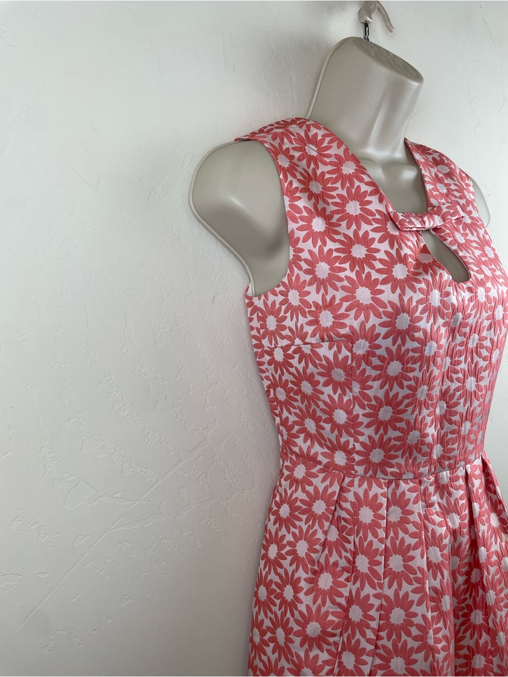 Badgley Mischka  Belle Coral and White Floral Keyhole Sleeveless Dress - Picture 4 of 11